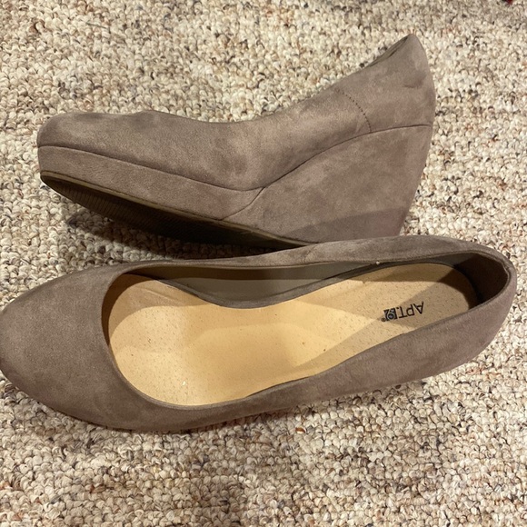 🌞3/$20 Apt 9 microsuede wedges - Picture 1 of 4
